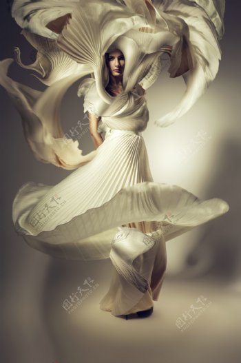 白色衣服裙子模特美女图片