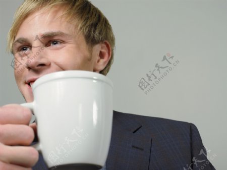 在喝茶的外国商务男性图片