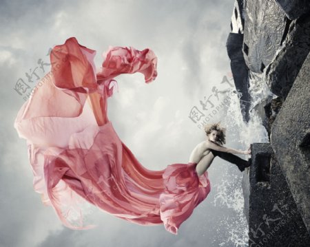 悬崖边飘舞着粉色裙子的性感美女图片
