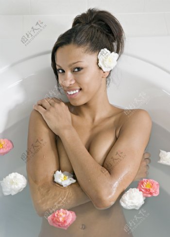 洗澡的快乐女孩图片