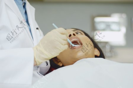 牙科医生与女病人图片