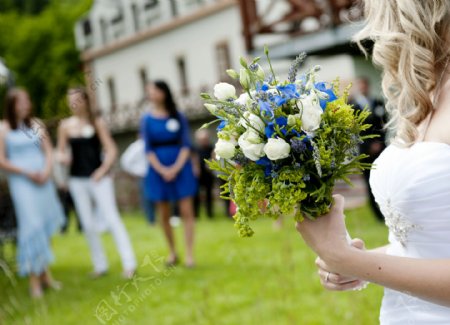 手捧鲜花的新娘双手图片