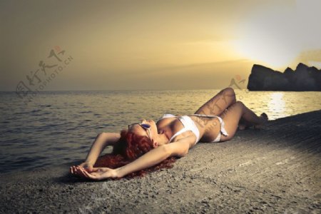 躺在沙滩上的性感美女图片