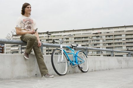 时尚男生与自行车图片