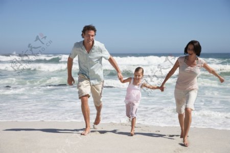 在海边奔跑的一家人图片