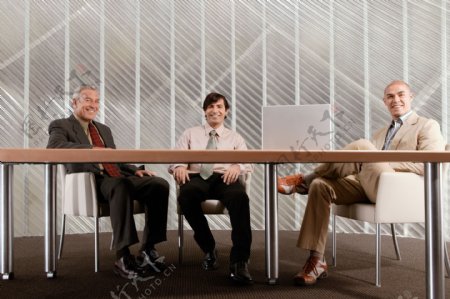 会议室的三个男人图片