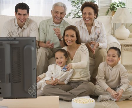 看电视的幸福家庭图片