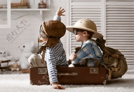 把行李箱当船的儿童图片