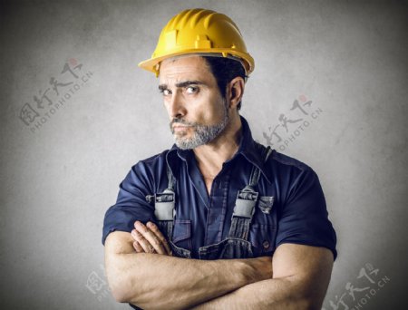 戴着安全帽的建筑工人图片