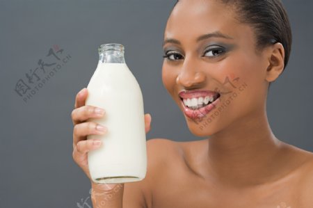 拿着一瓶牛奶的美女图片
