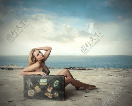 沙滩上的美女与行李箱图片