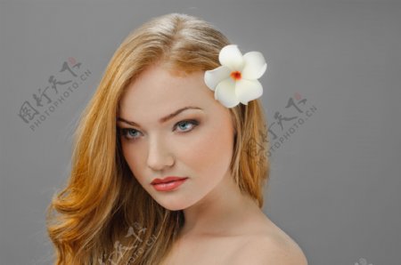 头戴白色花朵的女人图片