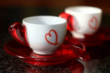 咖啡杯上的红心图片