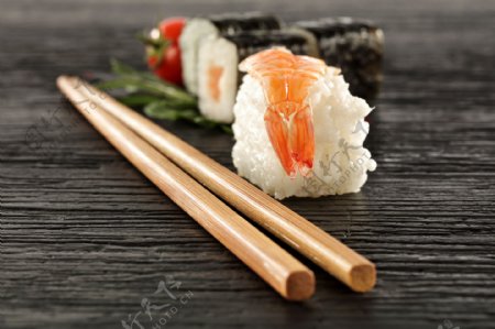 寿司与筷子摄影图片