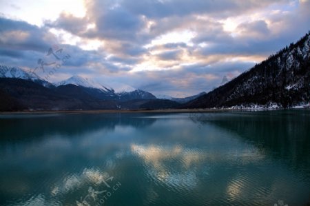唯美湖泊风景图片