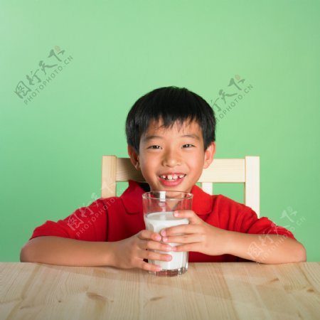 喝牛奶的孩子图片