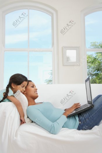 玩电脑的两母女图片
