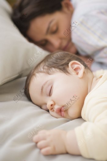 正在睡觉的婴儿图片