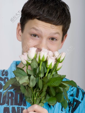 手捧玫瑰的青年男生图片