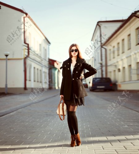 站在街头的美女模特图片