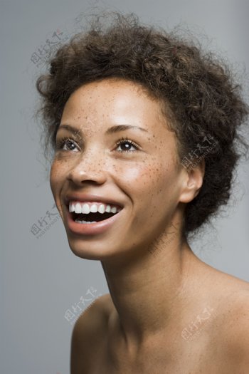 大笑仰望的卷发黑人女性图片