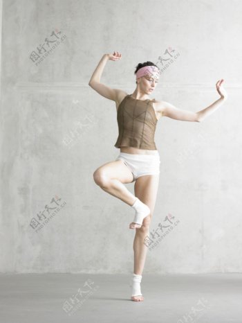 动感舞姿的舞蹈女性演员图片