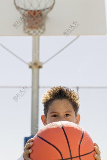 打篮球的小男孩图片
