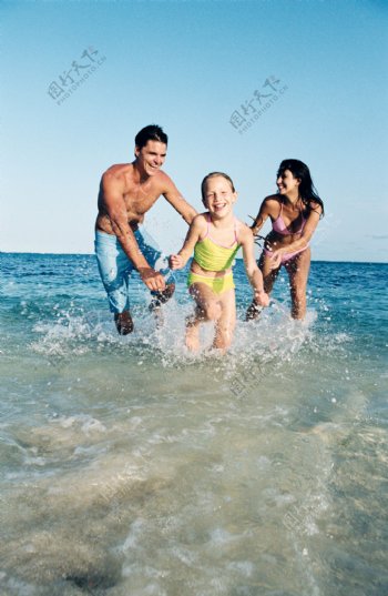 海水中玩耍的一家人图片