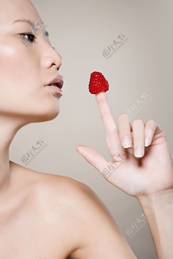 美女手指上的草莓图片