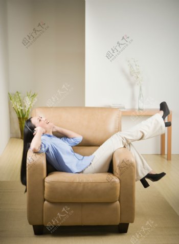 躺在沙发上的女人图片