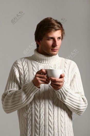 喝咖啡的男士图片