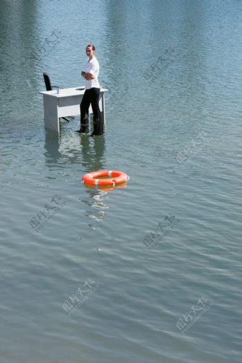 站在水面上办公的女人图片