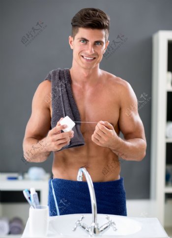 卫浴室微笑肌肉男人图片