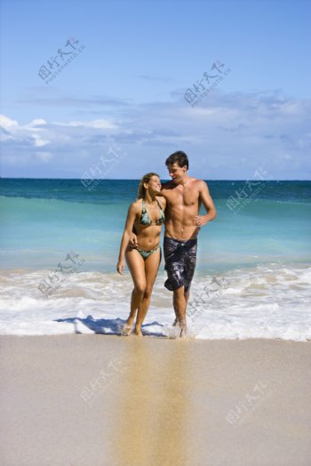 沙滩上开心的情侣图片