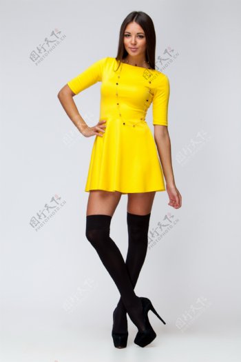 黄色连衣裙女图片