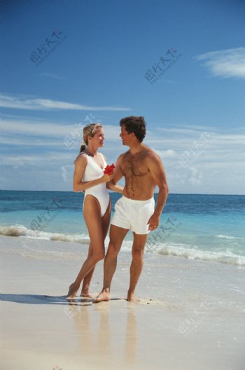 海滩上的情侣