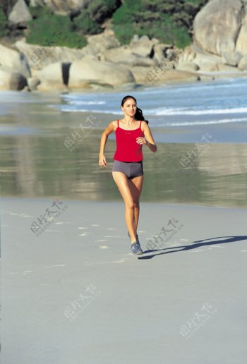 沙滩上散步的健康女性