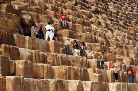 金字塔上的游客