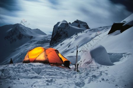 雪山上的帐篷摄影高清图片