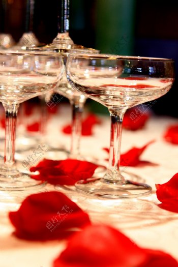 浪漫玫瑰香槟杯图片
