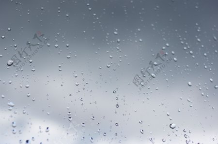 玻璃上的雨滴高清图片素材