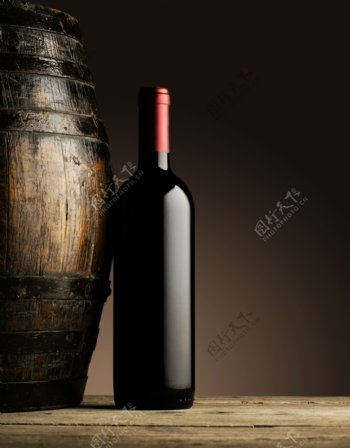 酒桶与红酒酒瓶图片