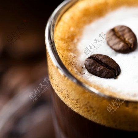 咖啡上的咖啡豆