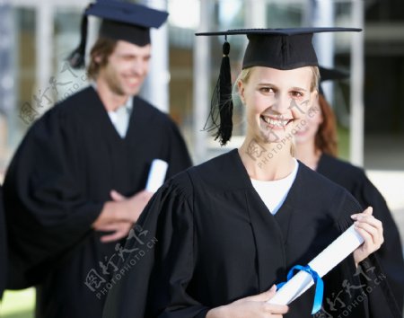 毕业典礼上的女生图片