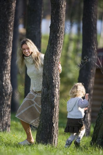 树林中玩耍的母女图片