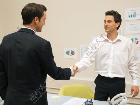 握手的男人商务图片