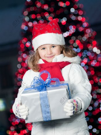 抱着礼盒的圣诞小女孩图片