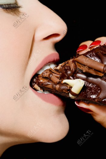 吃巧克力糕点的女人图片图片