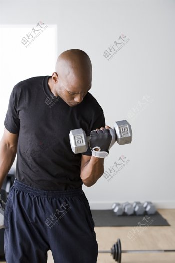 锻炼臂肌的黑人图片