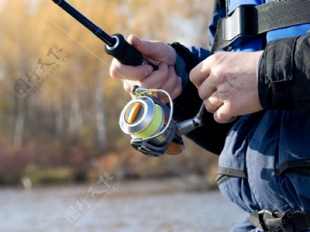 钓鱼的人物摄影图片